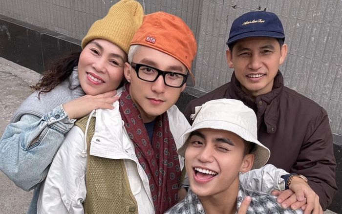 Sơn Tùng - MONO cùng bố mẹ xuống phố du xuân, 'gây bão' mạng xã hội ngày đầu năm mới