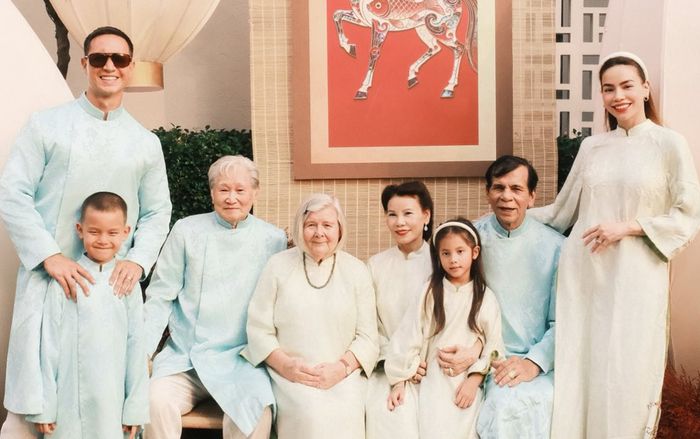 Bố mẹ chồng của Hồ Ngọc Hà về Việt Nam đón Tết cùng con cháu