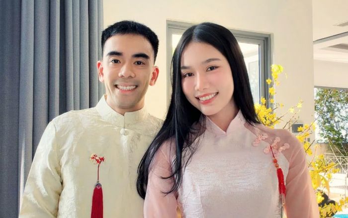 Á hậu Phương Anh tình tứ bên chồng vào mùng 1 Tết