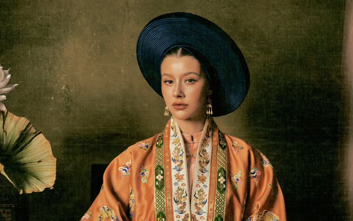 Hoa hậu Hoàn vũ Quốc tế diện Việt phục đón Tết Nguyên đán