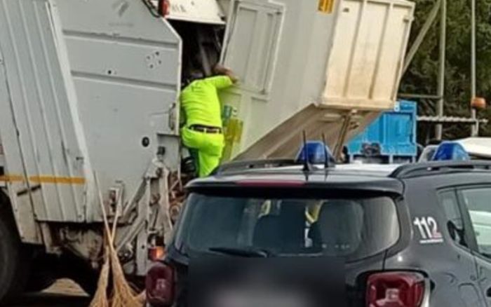 Người đàn ông ném 20 thỏi vàng giá 3,5 tỷ đồng vào thùng rác