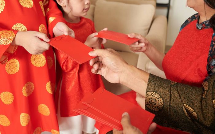 Sợ bị mẹ lấy tiền lì xì, bé gái 10 tuổi quyết định 'gây sốc'