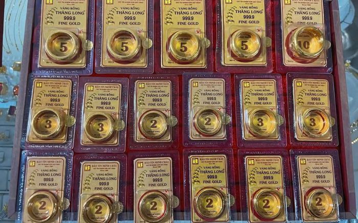 Giá vàng hôm nay (18/2): Vàng nhẫn lại rực lửa, người mua nghẹt thở