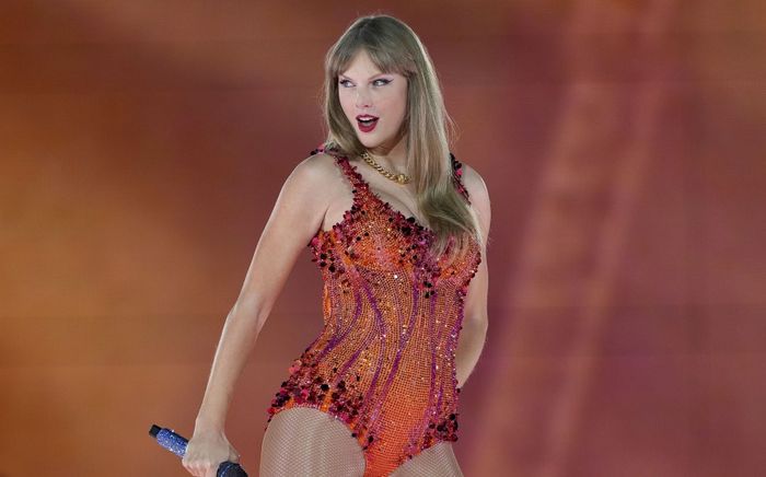 Taylor Swift sánh ngang kỷ lục của ban nhạc Maroon 5