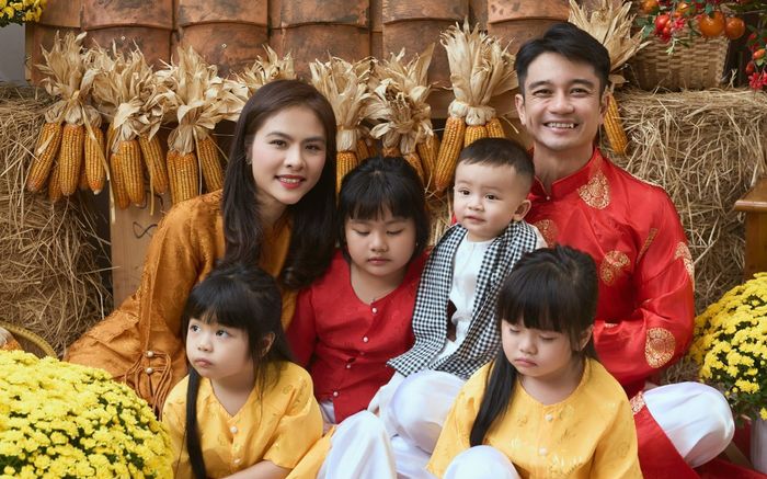 Vợ chồng Vân Trang đón Tết miền Tây bên 4 con