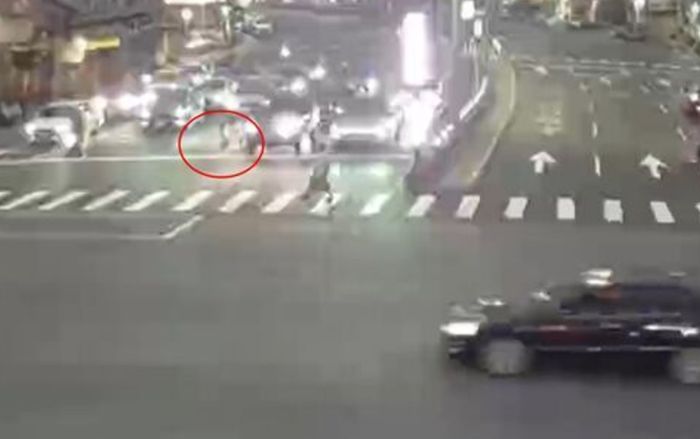 Người cha đuổi con gái 4 tuổi xuống xe giữa đường trong đêm giao thừa, lý do gây xôn xao