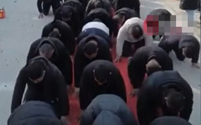 Xôn xao cảnh tượng 600 người cùng quỳ lạy chúc Tết, lý do gây bất ngờ