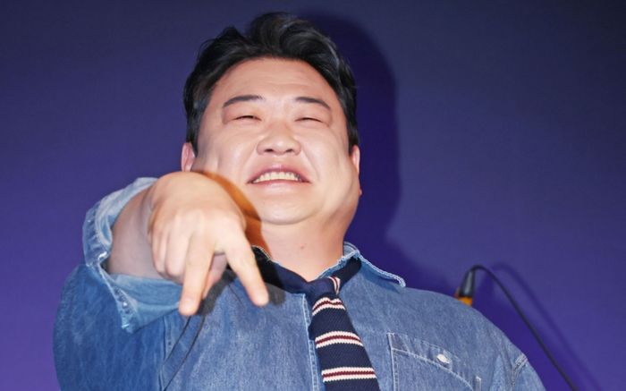 Diễn viên hài Kim Jun Hyun vướng tranh cãi vì phớt lờ fan trên đường đi làm