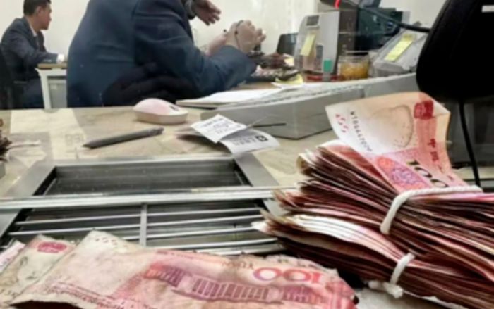 Giấu 759 triệu đồng tiền mặt dưới bồn rửa, cụ ông suýt mất trắng vì lý do không ngờ