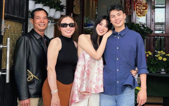 Khung hình ấm áp của Tiểu Vy bên gia đình trong ngày Tết