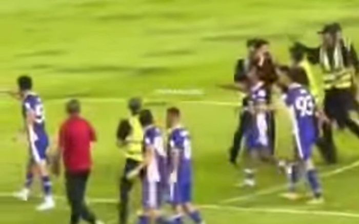 Khán giả Indonesia tràn xuống sân, ném đồ khiến toàn đội Thái Lan chạy trốn