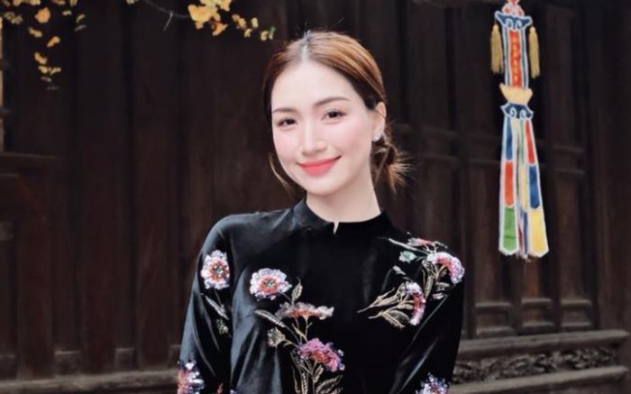 Hòa Minzy diện áo dài kín đáo khi đi chùa Bút Tháp