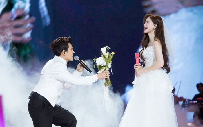 Danh tính người đàn ông cầu hôn Hòa Minzy trước 8.000 khán giả