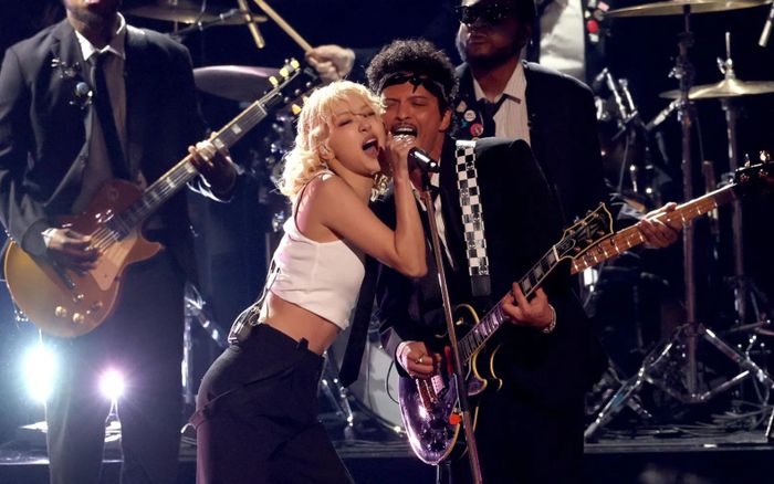 Rosé và Bruno Mars mang 'siêu hit' APT. khuấy đảo sân khấu Grammy