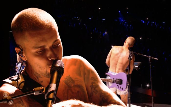 Justin Bieber 'gây sốc' khi mặc quần đùi lên sân khấu Grammy