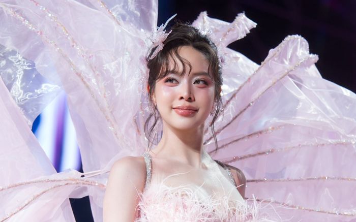 Clip 'gây sốt' của Hoa hậu Thanh Thủy tại fan concert Hòa Minzy