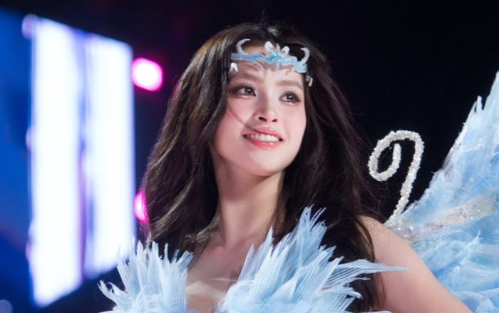 Những bộ trang phục ấn tượng của khách mời nữ tại concert Hoà Minzy