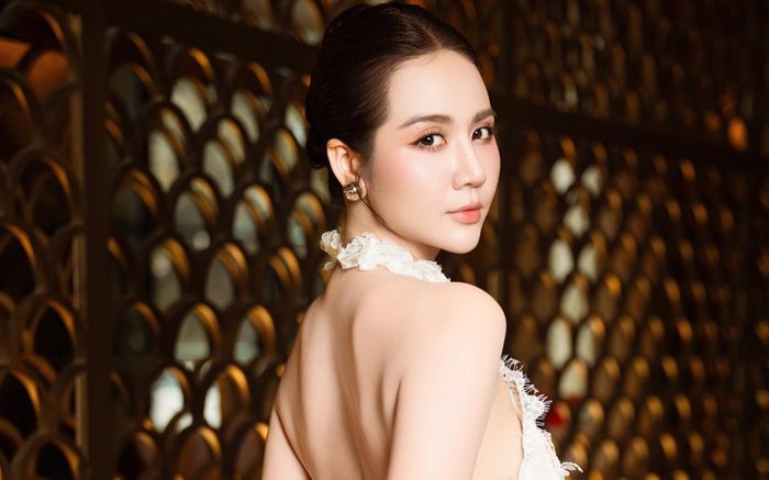 Huyền Lizzie diện đầm khoét lưng, gây thương nhớ trong loạt ảnh mới