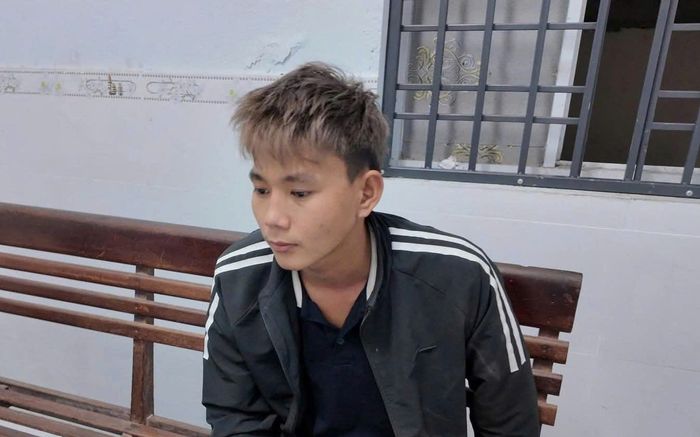 Làm chuyện xấu trước trường Đại học, thanh niên bị Công an bắt quả tang