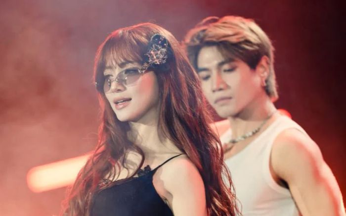 Hòa Minzy gặp sự cố 'ngượng đỏ mặt' trước 8000 khán giả