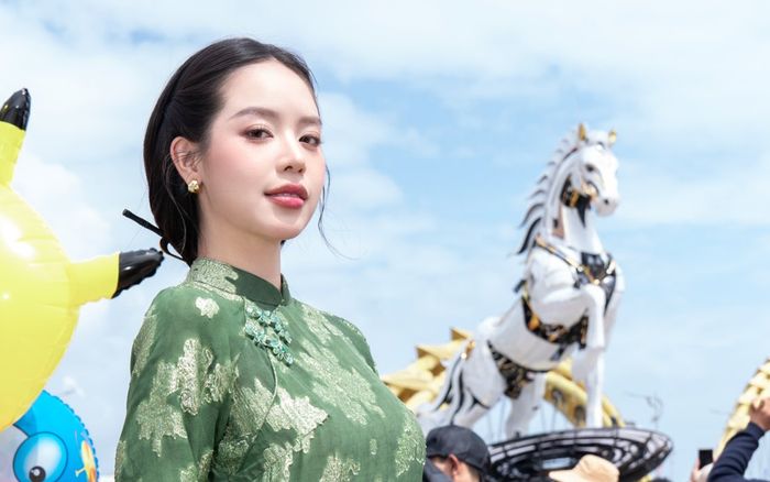 Thanh Thủy 'check-in' cực sang chảnh với linh vật ngựa tại Đà Nẵng