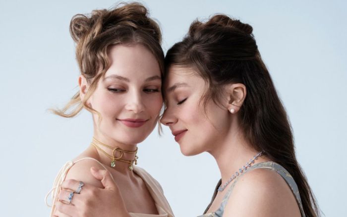 Thời trang trong Bridgerton gây 'sốt'