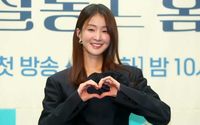 Lee Si Young gây sốt với cơ bụng sau 3 tháng sinh con