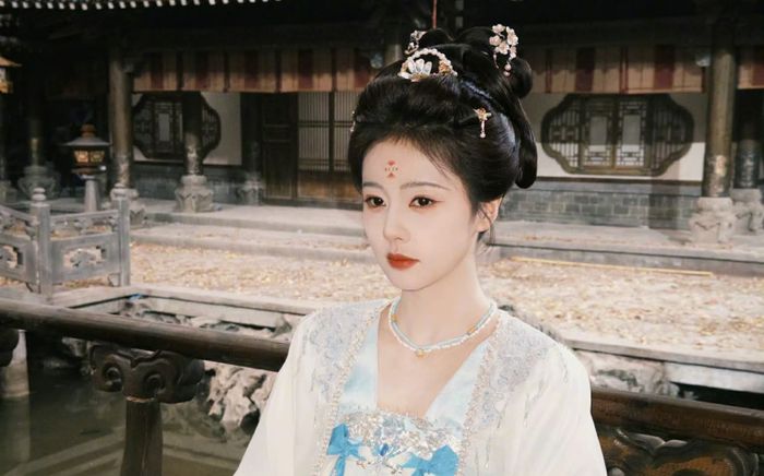 Bạch Lộc khoe nhan sắc gây sốt với tạo hình cổ trang kiêu sa