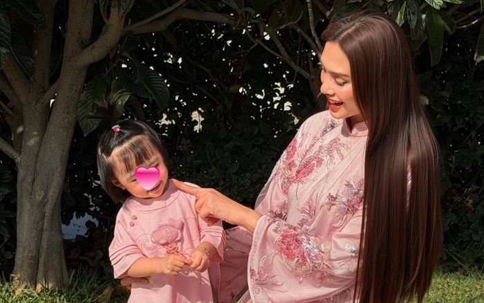 Võ Hoàng Yến ẵm con gái qua Mỹ đón Tết với bố