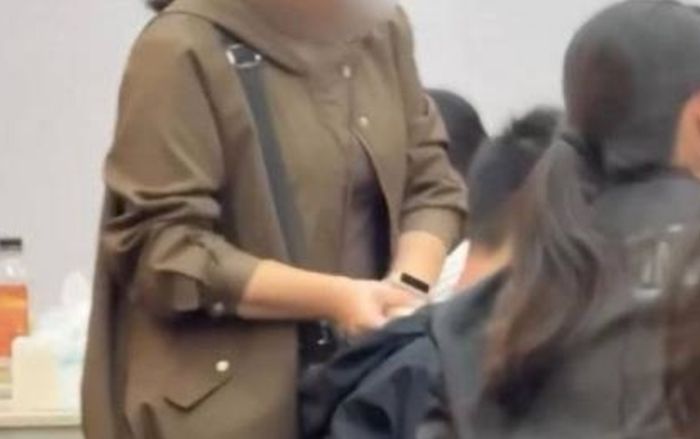 Người phụ nữ dùng chén trong quán ăn cạo gió cho con, cộng đồng mạng bức xúc