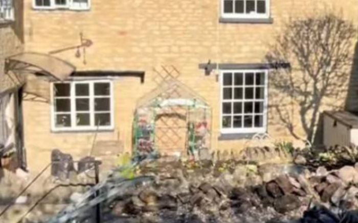 Cải tạo nhà cổ hơn 100 năm, cô gái bất ngờ phát hiện 'báu vật' sau lớp tường