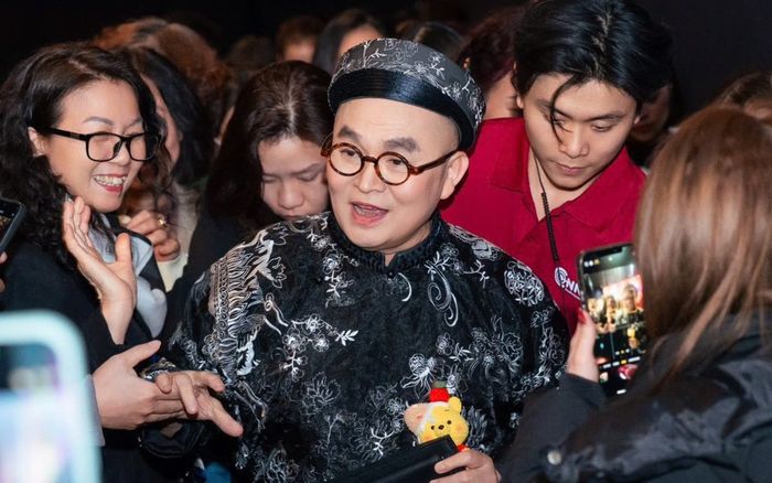 Choáng với số tiền nghệ sĩ Xuân Hinh lì xì cho khán giả