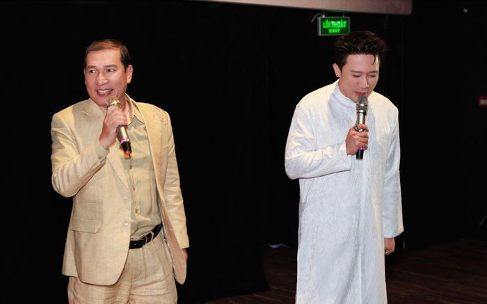 Trấn Thành tặng món quà đặc biệt cho NSƯT Quang Thắng khi đi cinetour Thỏ Ơi!!