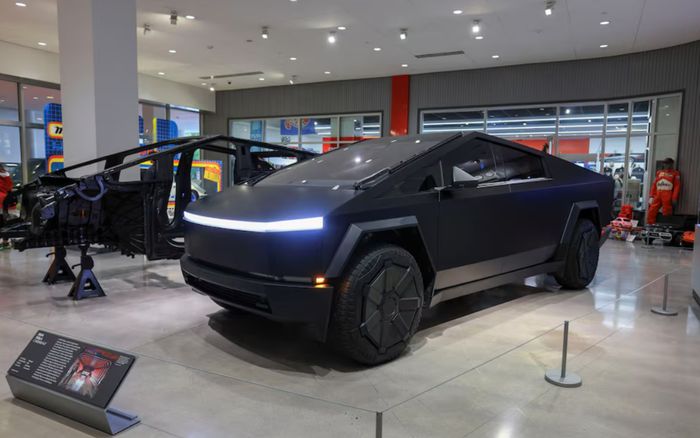 Tesla ra mắt phiên bản Cybertruck giá rẻ