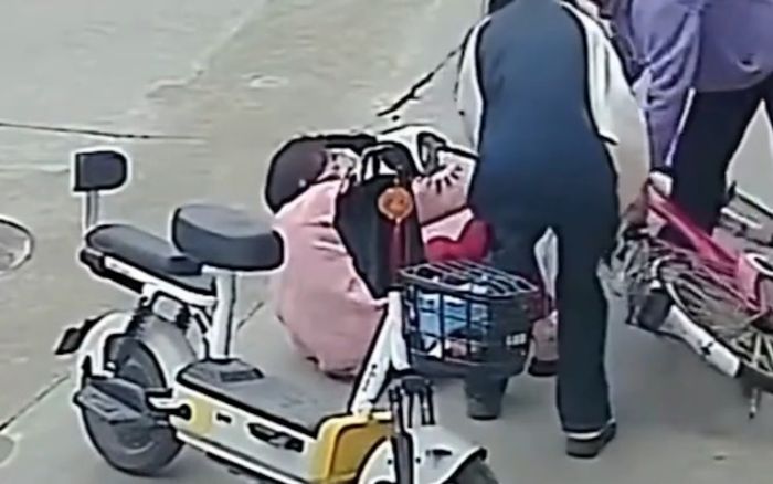 Giúp người phụ nữ bị ngã xe, hai nữ sinh bị đòi bồi thường 780 triệu đồng gây phẫn nộ