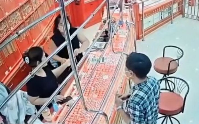 Đi mua vàng đầu năm, nam thanh niên khiến chủ tiệm báo cảnh sát khẩn