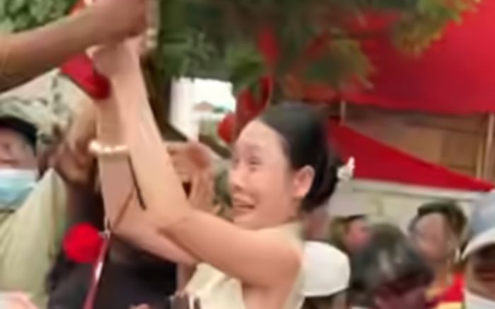 Cô gái cầm xấp bao lì xì phát cho người nghèo, gây ra cảnh tượng hỗn loạn