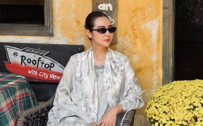 Huyền Lizzie thả dáng ở phố cổ ngày Tết