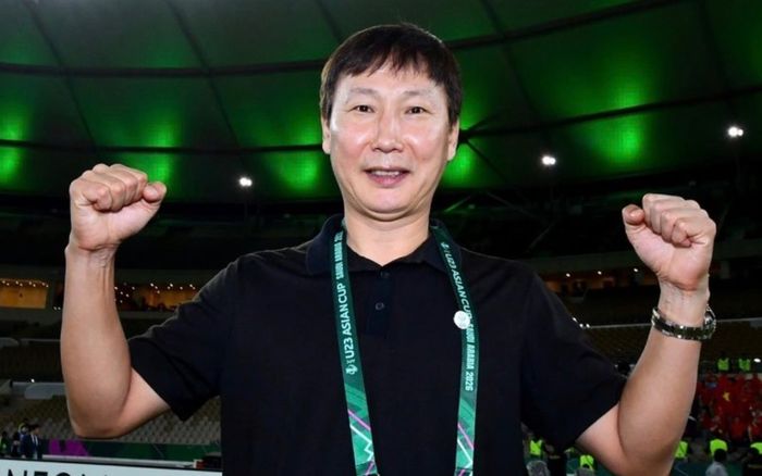 HLV Kim Sang Sik tạo kỷ lục châu Á khi Malaysia bị loại