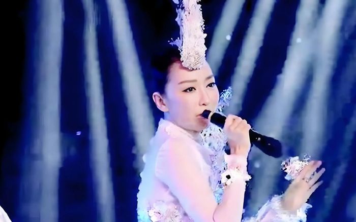 Nữ ca sĩ gặp sự cố trên sóng trực tiếp, cầm micro ngược nhưng giọng hát vẫn rõ mồn một