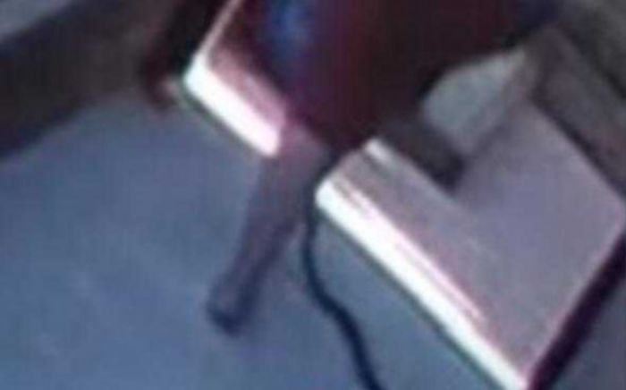 Đi chân trần ra vườn, người phụ nữ suýt mất mạng vì con vật xuất hiện từ bức tường