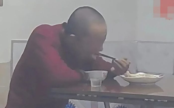 Con gái không về nhà ăn Tết cùng cha, xem camera thì tức tốc chạy 800km về nhà