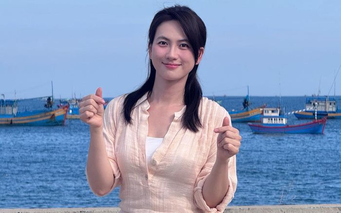 Phương Anh Đào gây thương nhớ với vẻ đẹp mộc mạc bên biển xanh