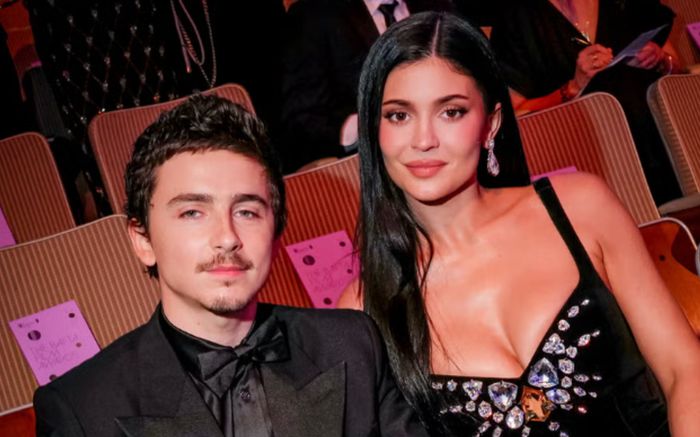 Kylie Jenner 'gây bão' với váy xẻ sâu ôm sát từng đường cong