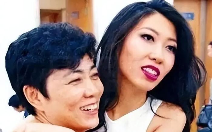 Nữ ca sĩ có mẹ ngồi tù chung thân, khó lòng trở lại showbiz
