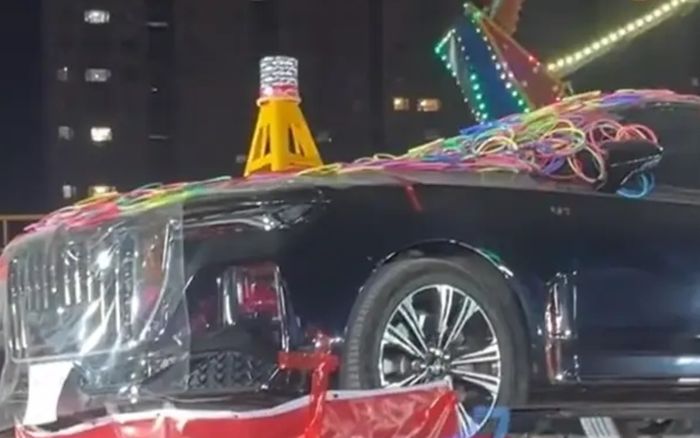 Đi hội chợ trúng xe hơi, người đàn ông bị chủ quầy từ chối trao thưởng