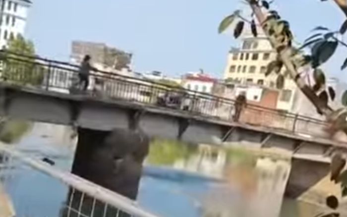 Cãi nhau với vợ trên cầu, người chồng ném con trai xuống sông gây phẫn nộ