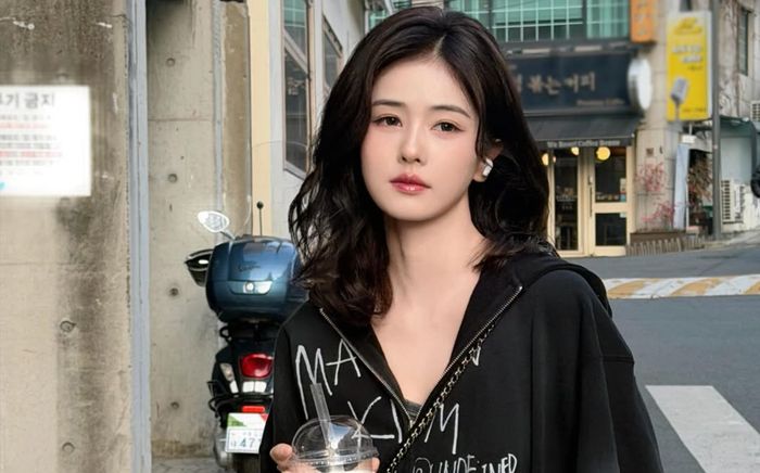 Nhan sắc đời thường của Bạch Lộc giữa phố khiến fan rần rần