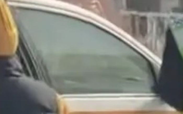 Đi vệ sinh tại trạm dừng chân, người phụ nữ bàng hoàng trước cảnh tượng sau khi trở ra