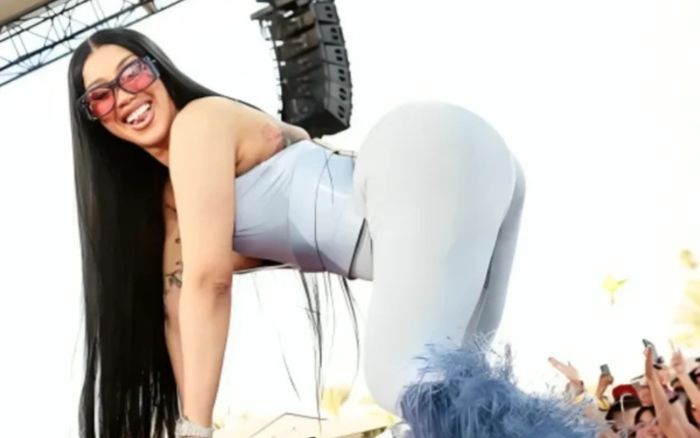Cardi B tuyên bố sẽ tháo toàn bộ túi độn mông